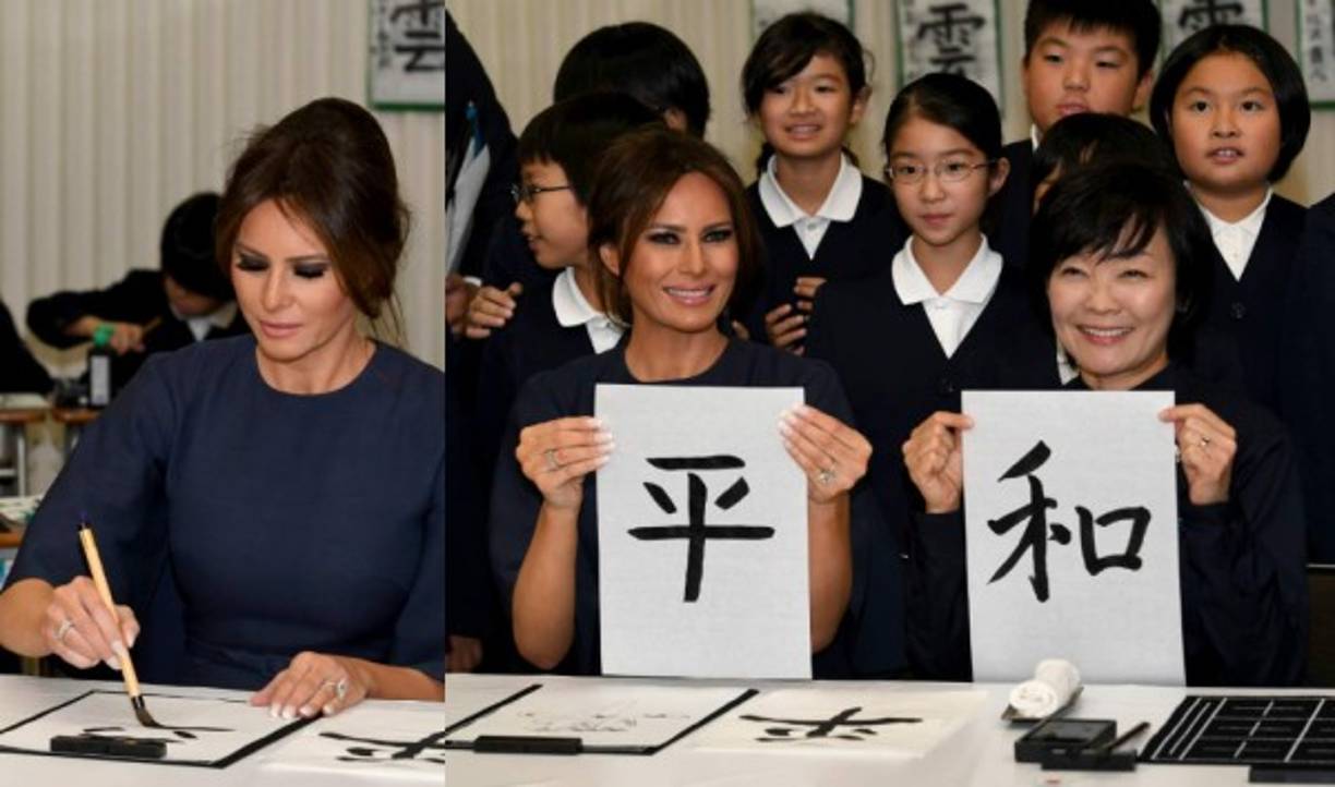 Allí, Melania Trump practicó sus habilidades de caligrafía japonesa, uniéndose a su presentadora japonesa para escribir los caracteres de la palabra heiwa, que significa 'paz' en japonés, antes de abandonar el edificio con los sonidos de 'Over the Rainbow' interpretados por la banda escolar, informó Newsweek.<br/>