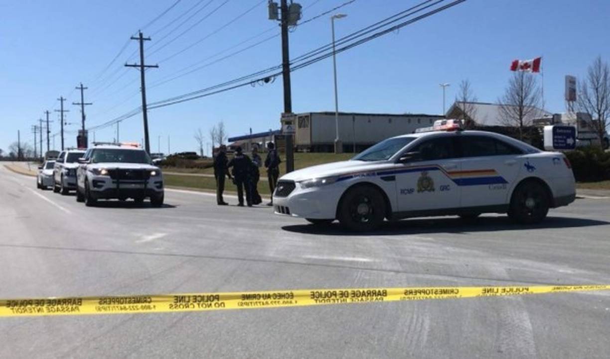 Al menos catorce personas, entre ellas una agente de la Policía, perdieron la vida en un tiroteo ocurrido en una comunidad rural en el este de Canadá, informaron las autoridades.