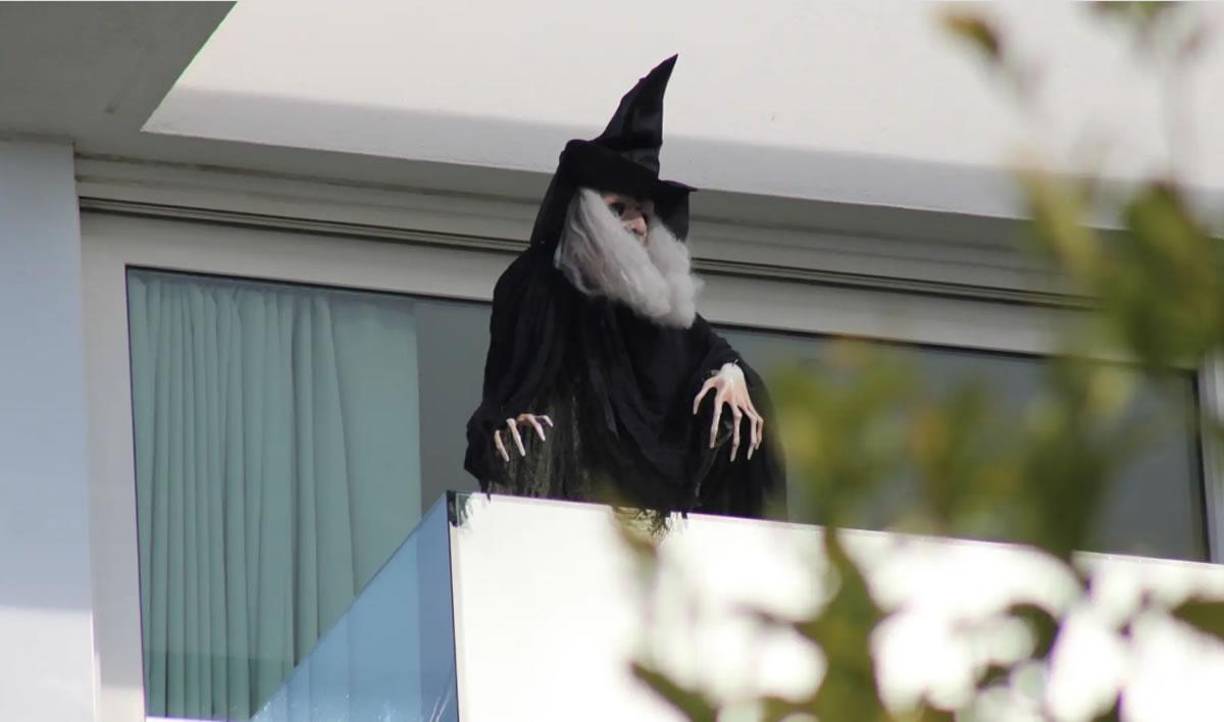 Según los informes, la madre de Piqué le pidió a uno de los empleados de Shakira que girara a la bruja para que no mirara hacia su casa, que está en la misma calle.