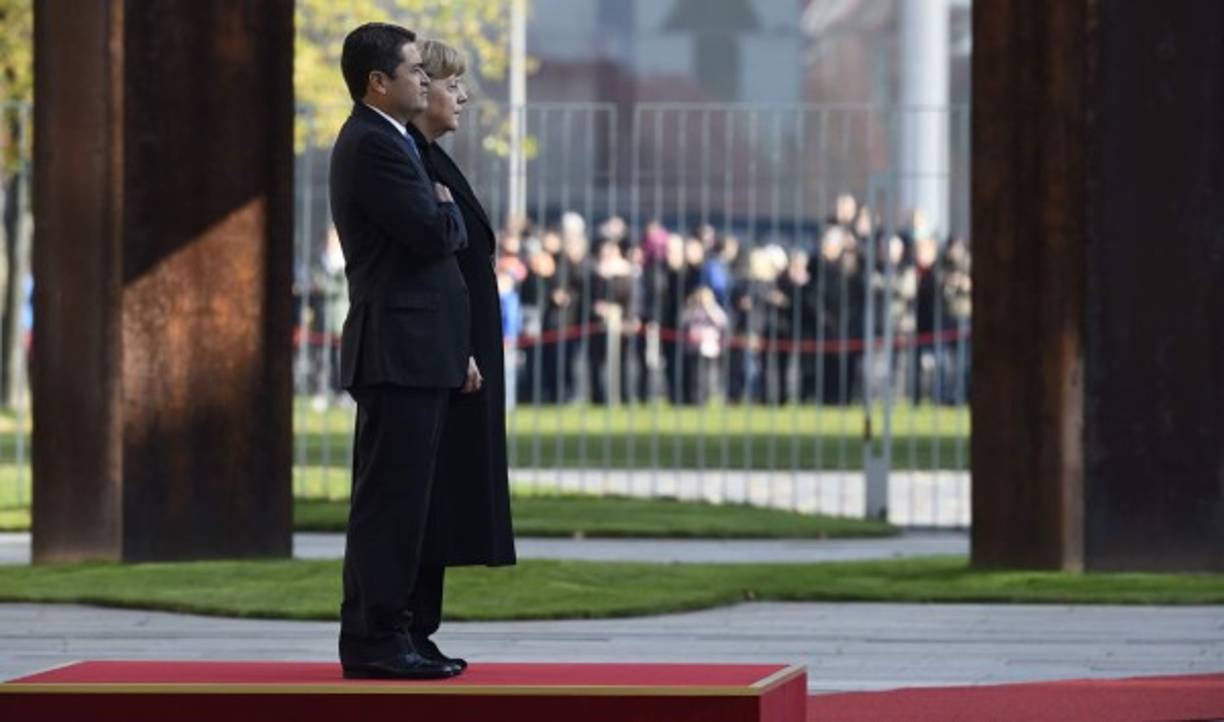 El presidente de Honduras, Juan Orlando Hernández, y la canciller alemana, Ángela Merkel, durante la ceremonia de bienvenida en Berlín.