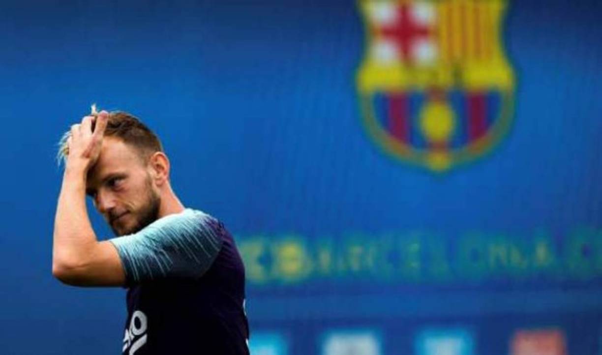 Ivan Rakitic: El mediocampista croata habría aceptado finalmente irse del Barcelona y sumarse al PSG de Francia. Según informa L'Equipe, el volante estaría llegando al cuadro francés.