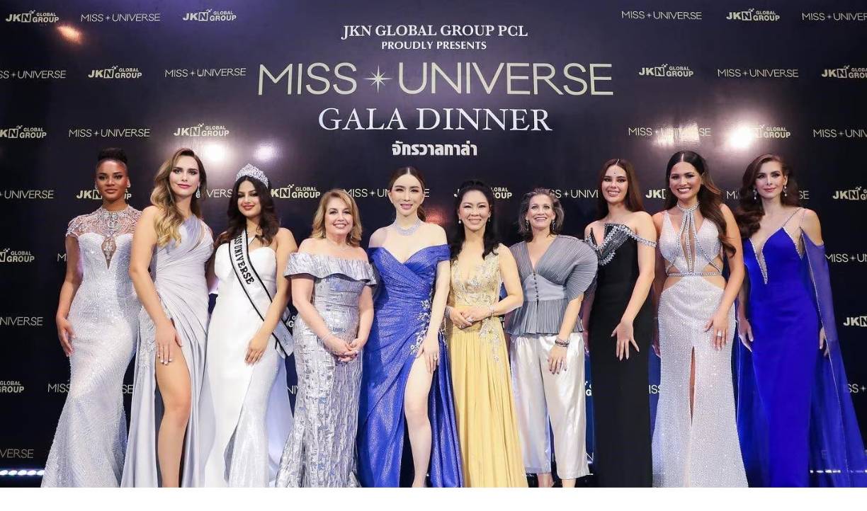 Ahora, la organización dio a conocer que se eliminará el límite máximo de edad que prohibía a las mujeres mayores de 28 años concursar en el famoso certamen de belleza. Eso sí, la única exigencia que queda vigente para todas las concursantes es que deben tener buena condición física y salud mental. El Miss Universe se sigue actualizando a las nuevas realidades del mundo y desde que en 2018 aceptó a la primera concursante transgénero, la española Ángela Ponce quien hizo historia en el certamen, han seguido flexibilizando sus reglas.