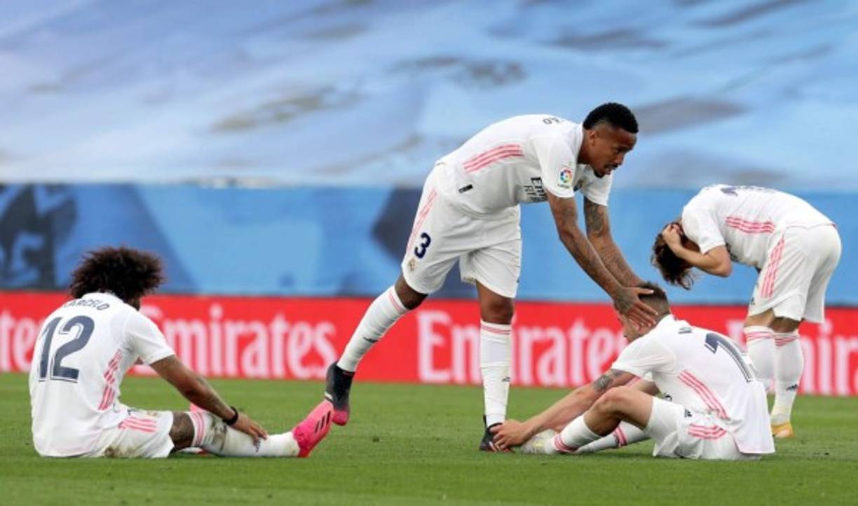 Éder Militao consolando a sus compañeros.