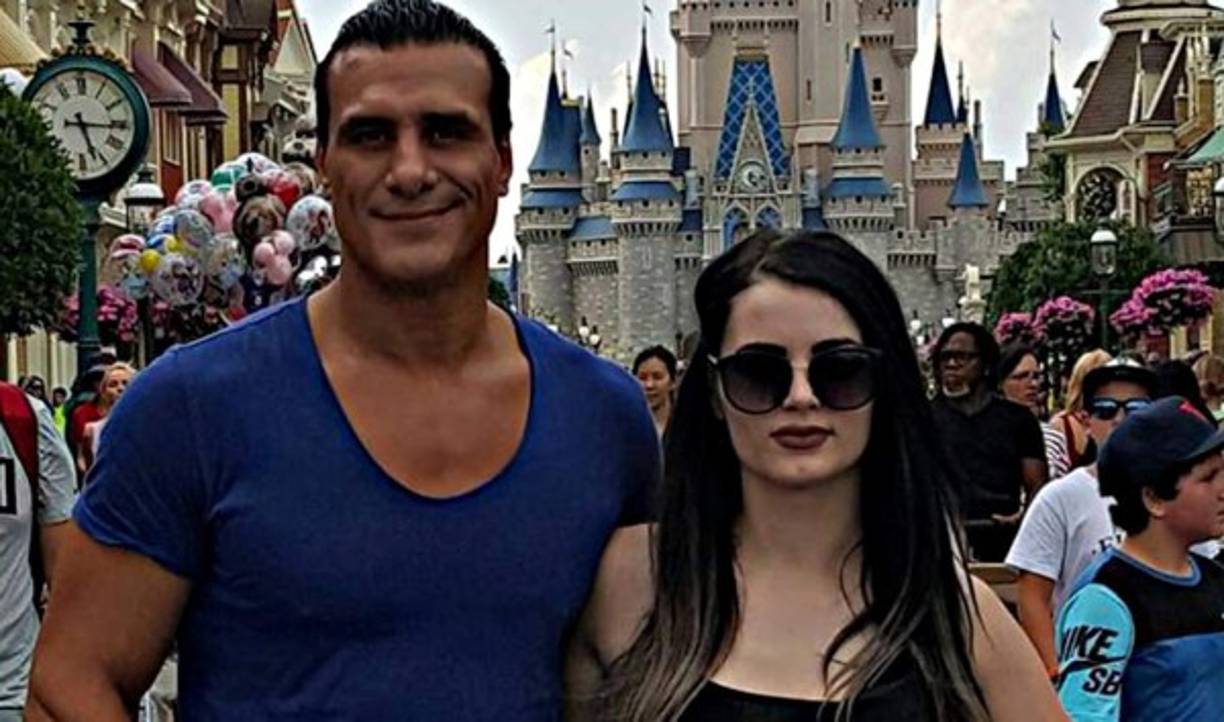 “Teniendo una cita. No quería salir de casa pero me dijo que se j*dan los demás y que vayamos a comer y ver la bella y la bestia”, dijo la chica en referencia a lo que le ha dicho su novio.