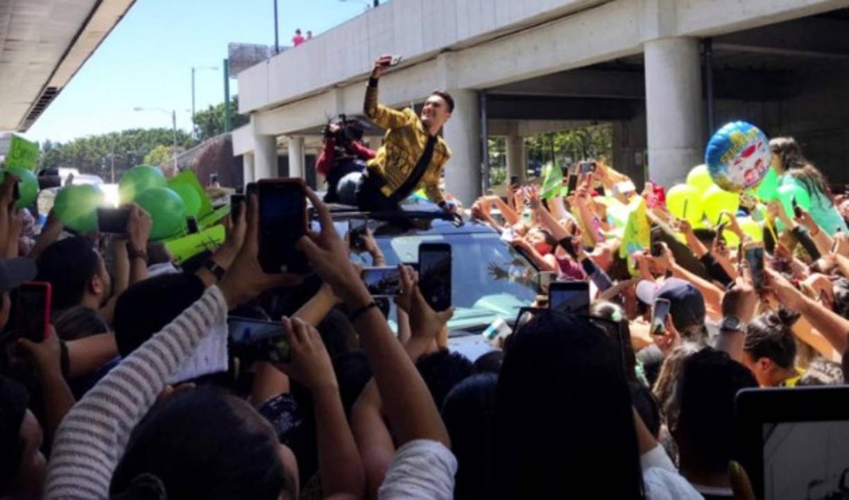 Cientos de guatemaltecos recibieron ayer como un 'rey' al cantante Dennis Arana tras su exitoso paso por el reality musical La Academia en México.