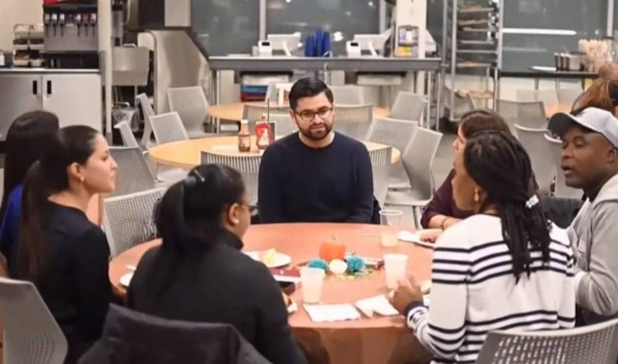 Ya que este joven hondureño realiza esta acción a menudo varias de las personas que viven en las calles lo reconocen y le agradecen su noble acción.