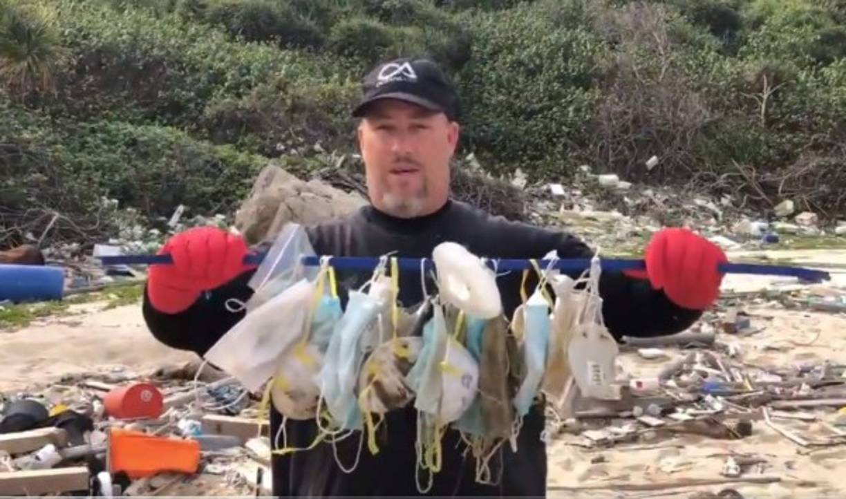 Cientos de mascarillas usadas como protección contra el coronavirus aparecieron entre los desechos marinos de las playas de las islas de Soko, en Hong Kong. Foto @ibonpereztv