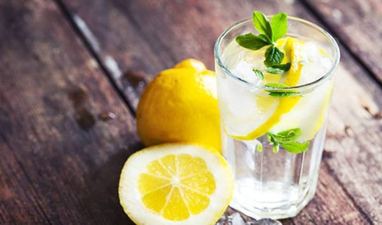 Agua con limón: El agua con limón ayuda a limpiar el cuerpo y oler mejor. Además la canela, tomillo y menta: Estas 3 especias hacen oler muy bien.<br/>