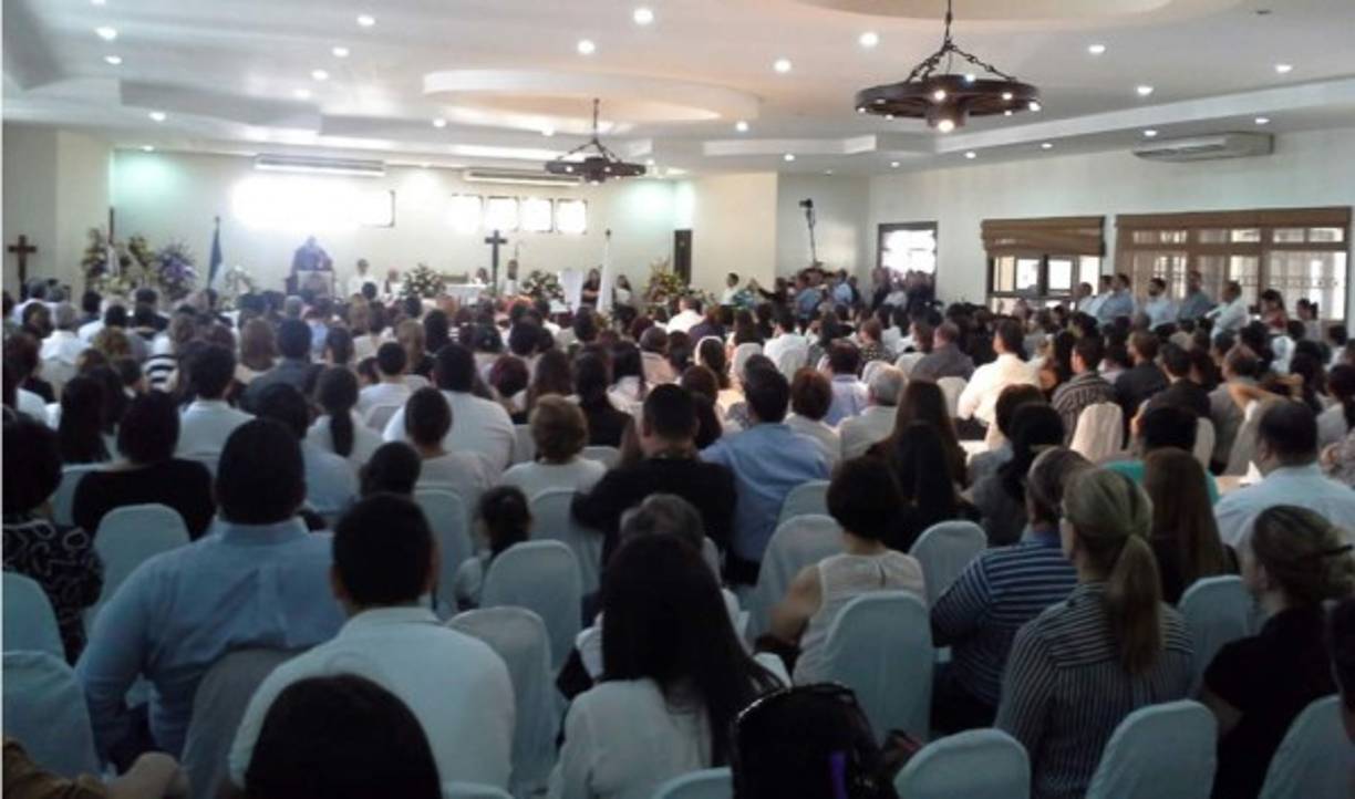 El lugar se tornó insuficiente para despedir al abogado José Eduardo Gauggel Rivas y su hijo José Eduardo de Jesús Gauggel Medina.