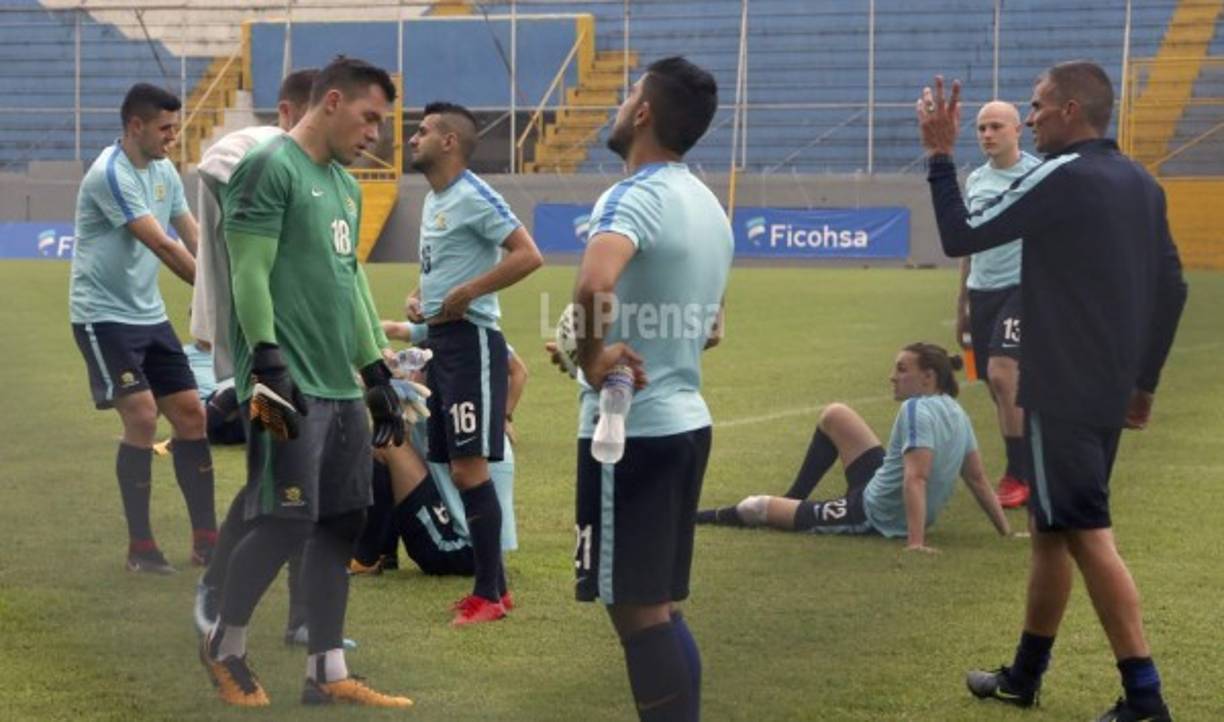 Se ha conocido que reservaron hasta tres pisos en el hotel en donde estarán hospedados por lo que buscan mantenerle aislados de los medios de comunicación.