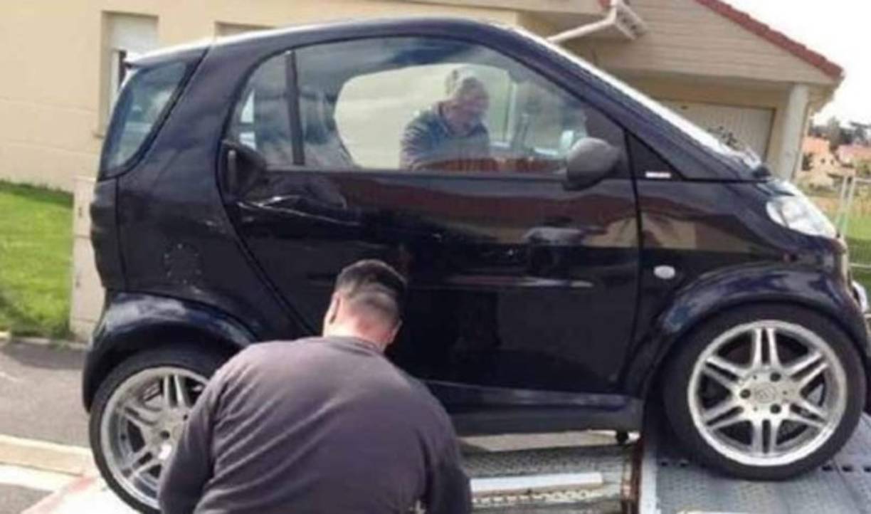 Assou- Ekotto: Futbolista camerunés que adquirió un vehículo muy curioso.