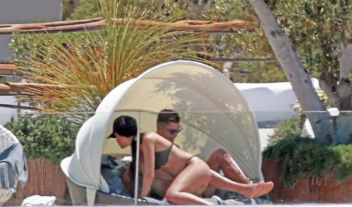 Zidane le di permiso a Cristiano Ronaldo para que no este en el encuentro ante el Granada a quien el Real Madrid lo goleè en su casa por 4-0. El portugués aprovechó el fin de semana para irse a Ibiza donde fue fotografiado con su novia. FOTO TMZ.