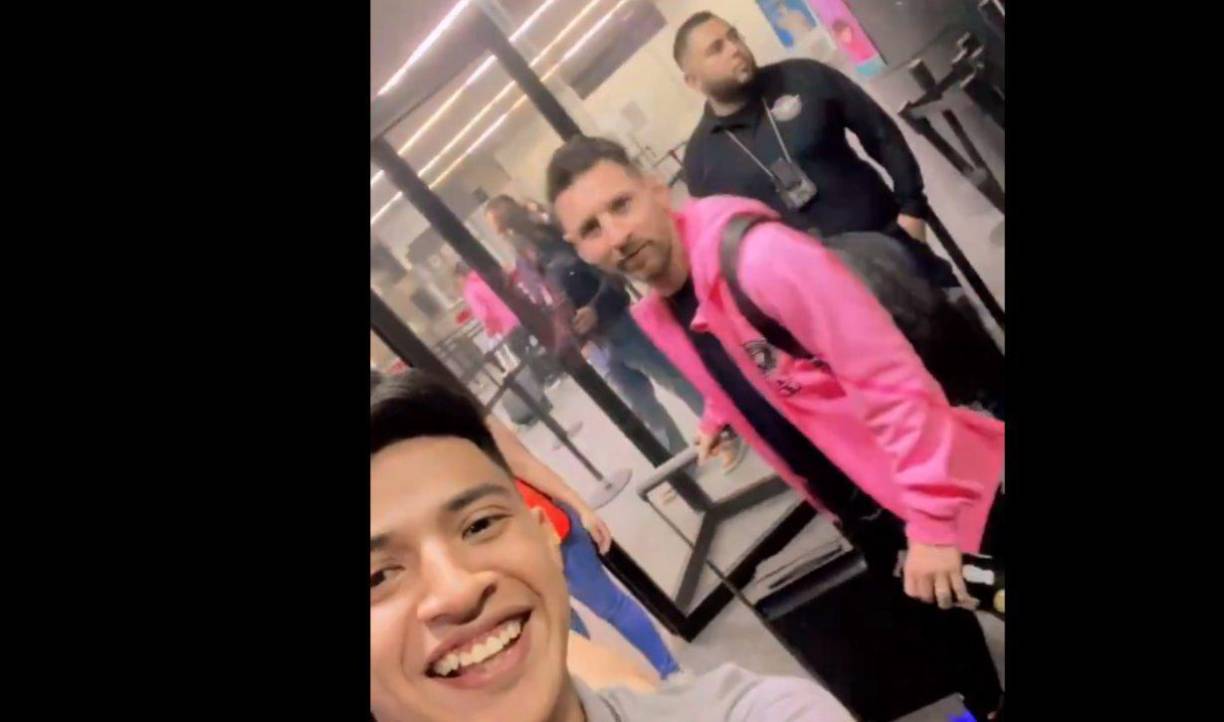 Messi llegó la tarde del martes e inclusive un aficionado se dio el lujo de posar para una fotografía.