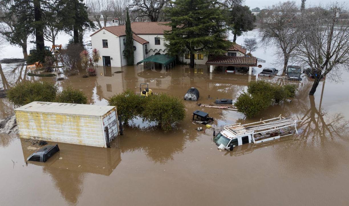 Fuertes lluvias se esperan el martes en California donde varias tormentas causaron la muerte de 14 personas y llevaron a evacuar muchas zonas, incluida la acomodada localidad de Montecito, hogar del príncipe <b>Enrique</b> y su esposa Meghan Markle.