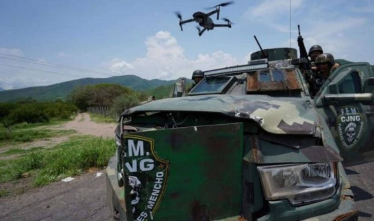 Drones también conforman el armamento logístico del CNJG, presuntamente para revisar el perímetro por donde circulan los miembros del cártel. Algunos están cargados con explosivos.