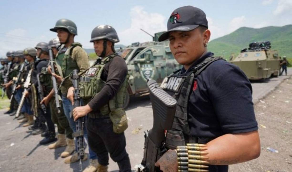 El municipio de Aguililla, en este estado, fue tomado por miembros del CNJG. El ejército ha intentado borrar de la localidad la presencia de los presuntos criminales. La región de 'Tierra Caliente' de Michoacán continúa siendo escenario de luchas entre la milicia mexicana y el CJNG, que recluta a jóvenes para sumar efectivos en distintas localidades.