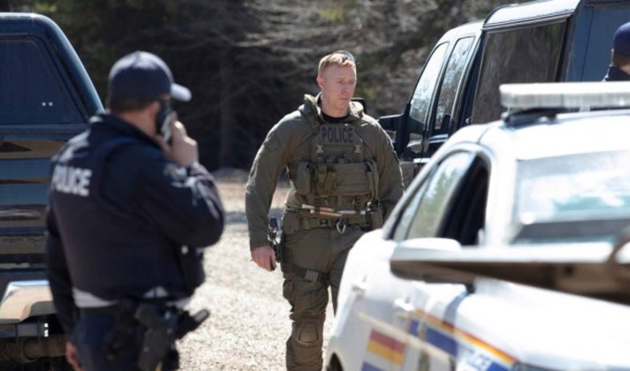 'Me entristecen las noticias de este acto de violencia sin sentido en Nueva Escocia que le ha costado la vida a varias personas, incluida una agente de la Policía Montada de Canadá', señaló Trudeau en su mensaje.