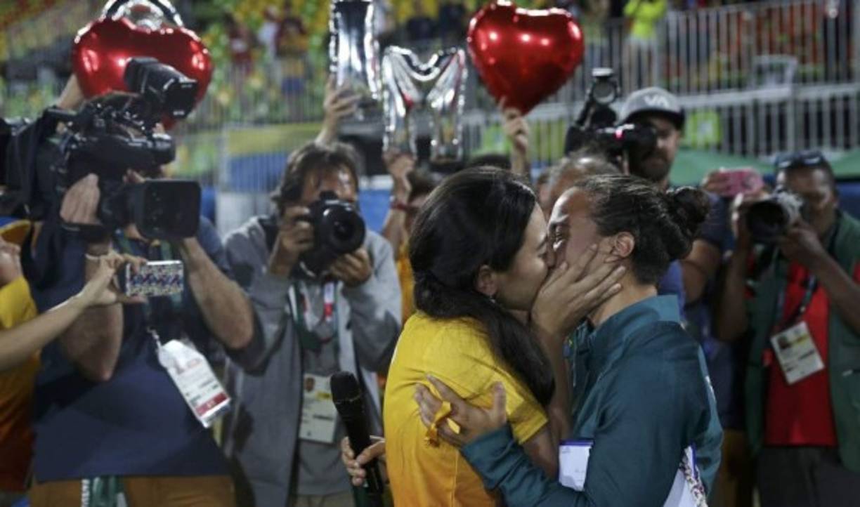 La jugadora de rugby femenino Isadora Cerullo (Brasil), tras aceptar la propuesta matrimonial de su novia en la ceremonia de medallas.