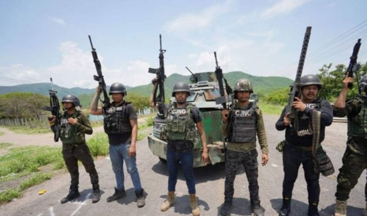 Aguililla es la ciudad de nacimiento de 'El Mencho', prófugo de la justicia y uno de los hombres más férreamente buscado por Estados Unidos. Pobladores de la región exigen al Gobierno de Andrés Manuel López Obrador actuar contra las células del CJNG que azotan la zona. El estado de Michoacán se ha convertido, junto al occidental Guerrero, en los dos más violentos de México. Históricamente, los estados del Norte, con alta incidencia por narcotráfico, ocupaban esa posición.<br/>