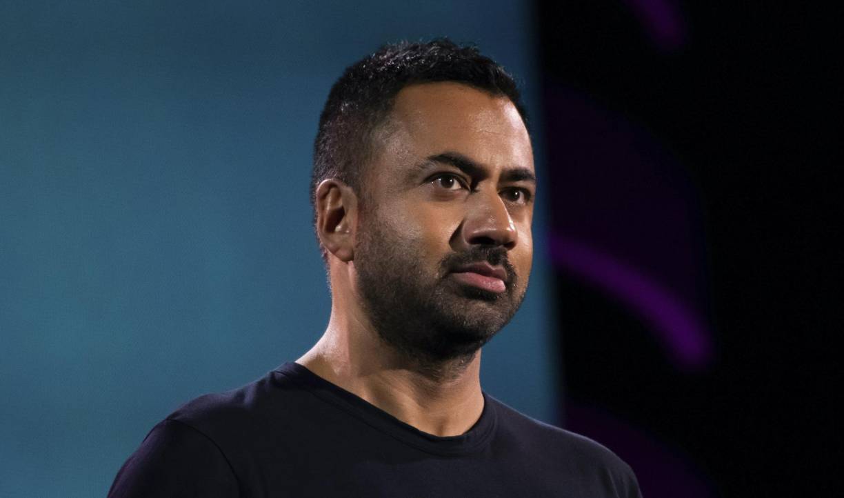 “Estoy muy emocionado de compartir nuestra relación con los lectores. Pero Josh, mi pareja, mis padres y mi hermano, las cuatro personas más cercanas a mí en la familia, son bastante tranquilos”, dijo el actor indio estadounidense.