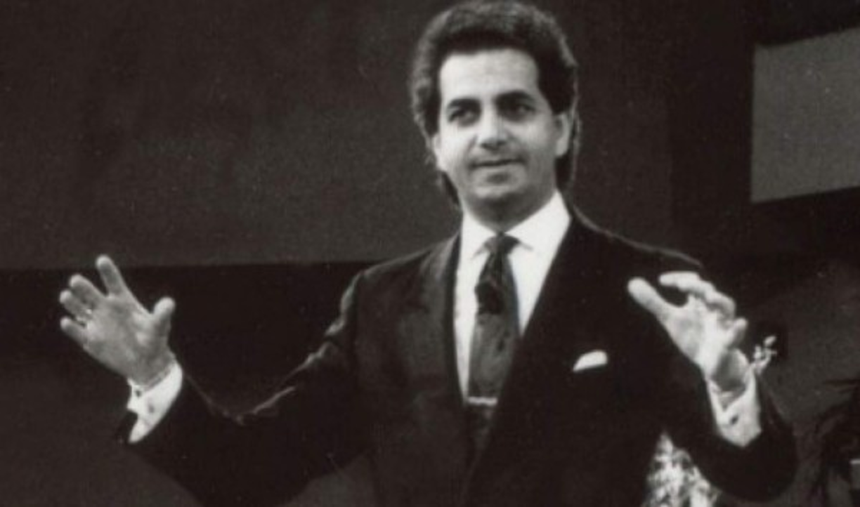 Benny Hinn a trabajado en el evangeli desde 1983 y a la fecha se desconoce cuál es su trabajo pues por su edad y los escándalos ha ido apartándose de los reflectores.