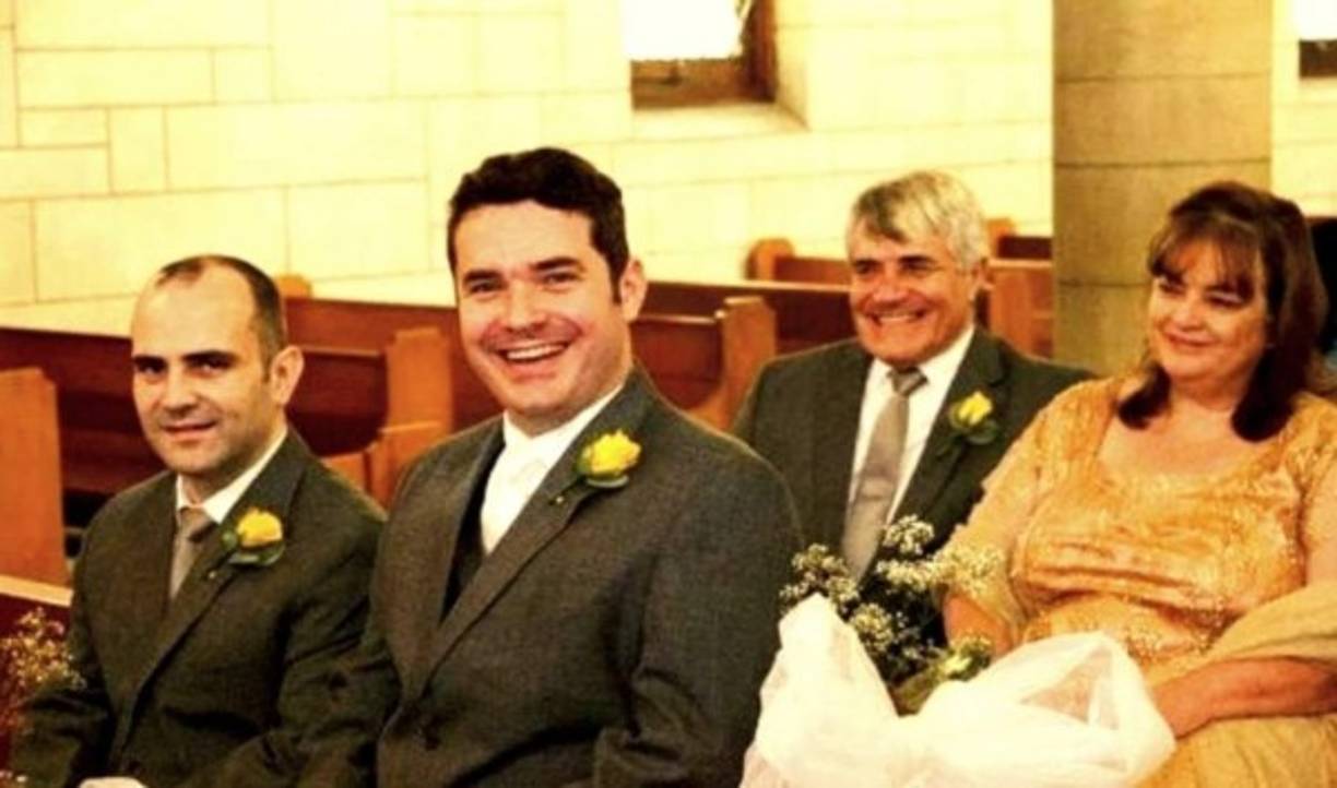 Francis Goncalves perdió a su madre, padre y un hermano. Ahora, entre el dolor, quiere advertir a la población sobre los riesgos de no vacunarse contra el covid-19.