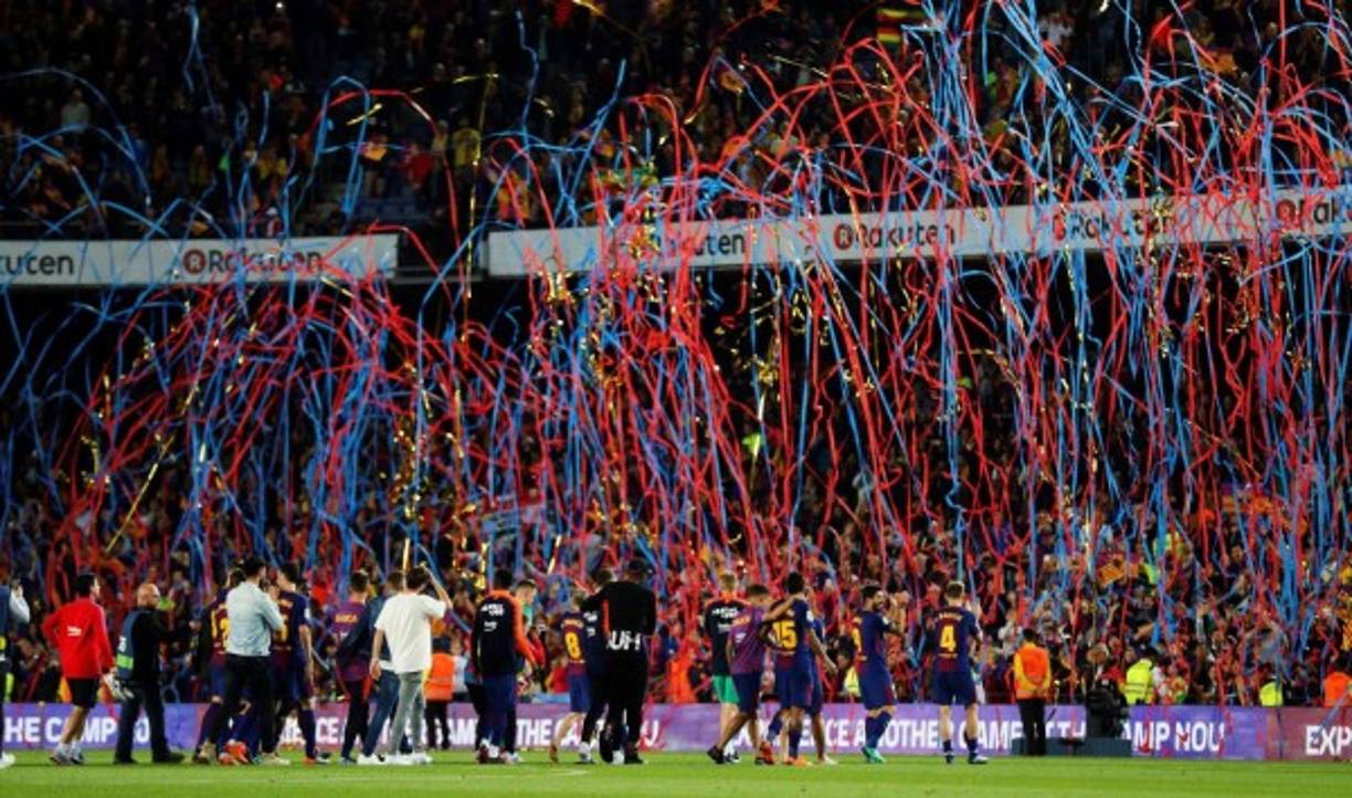 Tras el pitido final del árbitro, los jugadores azulgrana se quedaron en el círculo central del césped y, animados por la música y el confeti azulgrana, agradecieron el apoyo de los seguidores durante la presente temporada.