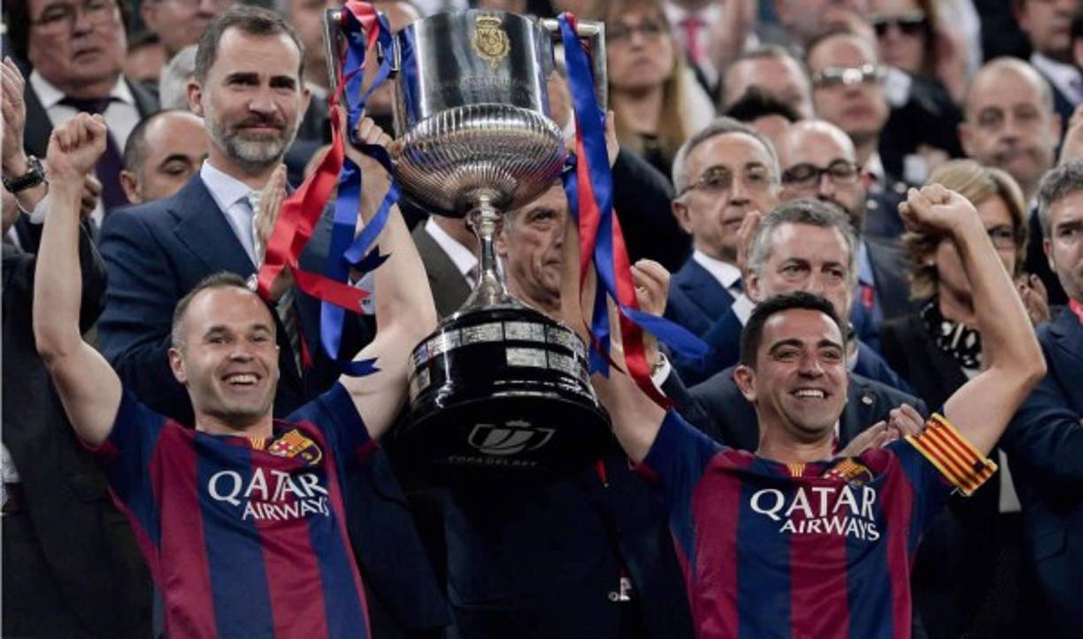 El Rey Felipe le dio la Copa a Xavi e Iniesta.