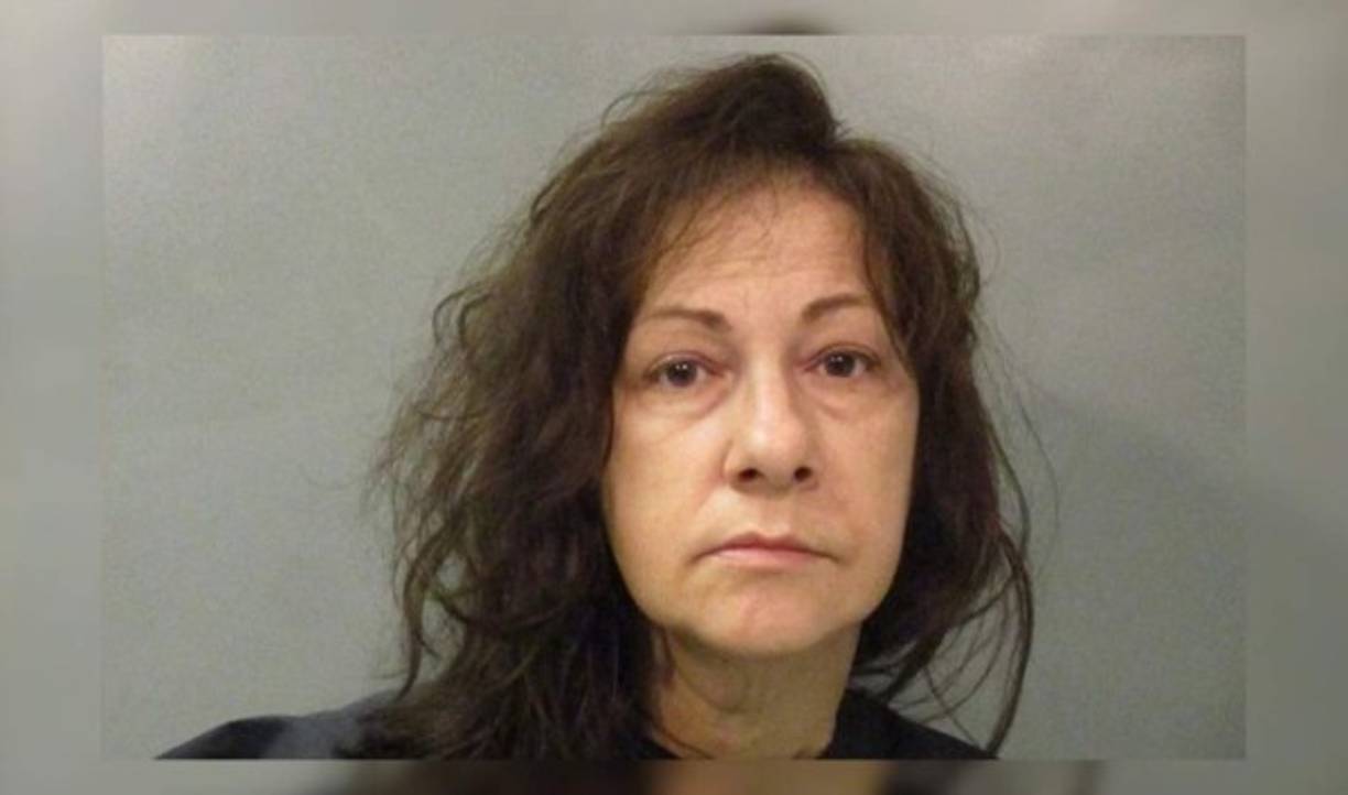 La mujer fue arrestada en Arkansas por cargos de abuso de un cadáver y fraude financiero. Envolvió el cadáver en periódico a manera de 'momificarlo'. El objetivo fue cobrar la pensión de la fallecida.