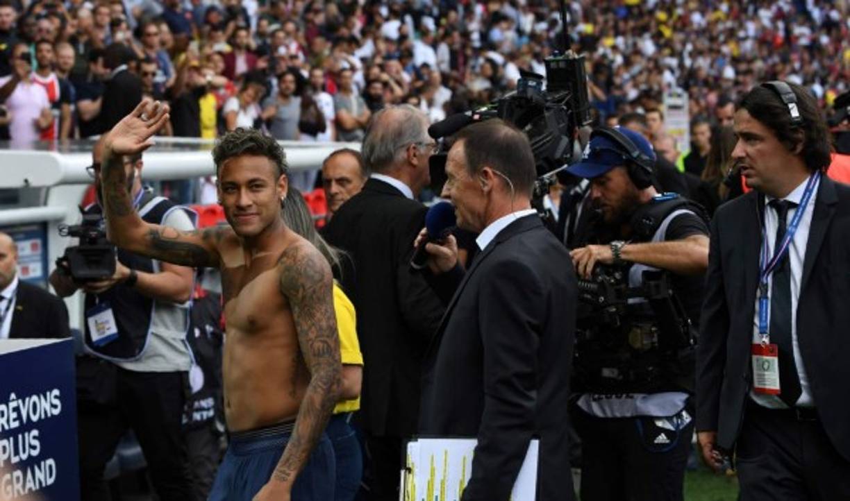 Decidió quitarse la camiseta, lucir tatuajes y premiar a los más fieles del club parisino. FOTO AFP.