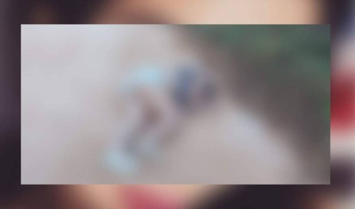 El cuerpo de la joven fue hallado en posición fetal, en medio de la carretera de terracería. Tenía impactos de bala y muestras de tortura.