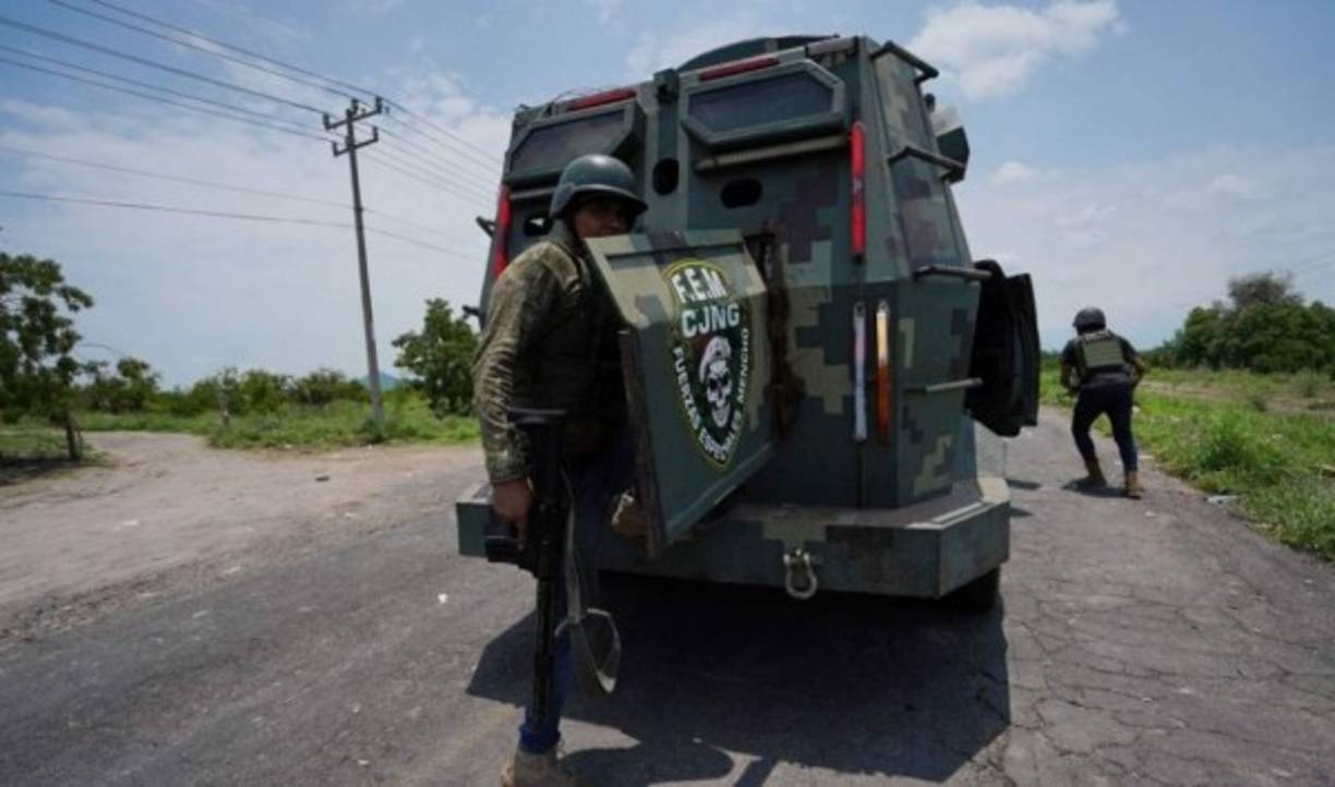 Los miembros del CJNG no temen a esconderse y manejar su identidad anónima. Incluso los vehículos, blindados, muestran las insignias representativas del cártel.