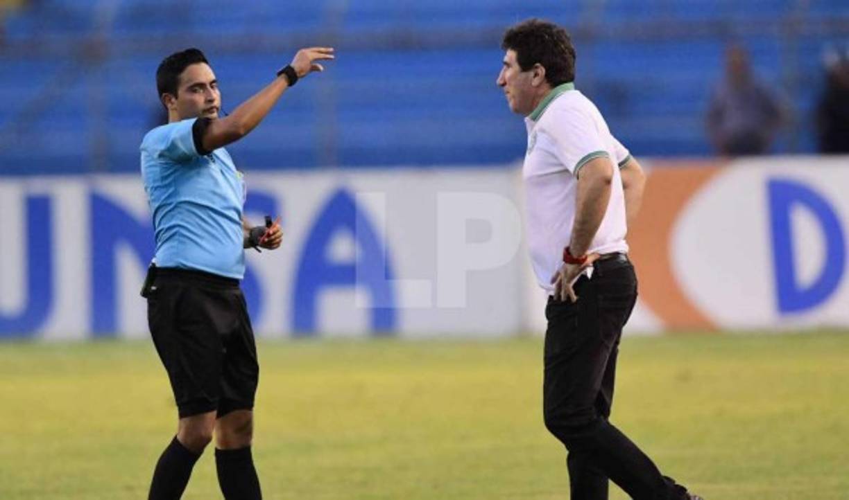 Al estratega del Marathón no le gustó el trabajo del árbitro y tras varios reclamos, fue expulsado en el minuto 94.