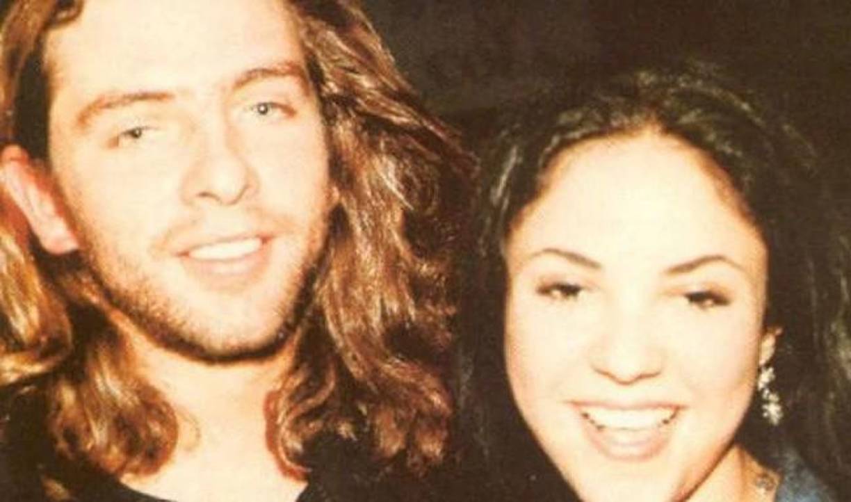En 1996, Shakira inició una relación sentimental con Gustavo Gordillo, amigo de Andrés Cepeda y exintegrante del grupo ‘Poligamia’. A pesar de que en su momento se trató de una de las parejas más amadas por la farándula, su romance duró pocos meses.