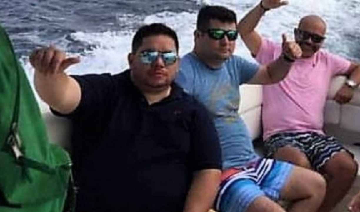 Además tiene una orden de captura internacional en su contra puesto que en Brasil es buscado desde 2015 a raíz de un caso de envío de 1,3 toneladas de droga hacia Europa y ha vivido desde 2009 en Bolivia con una identidad falsa que le sirvió para escapar del país.