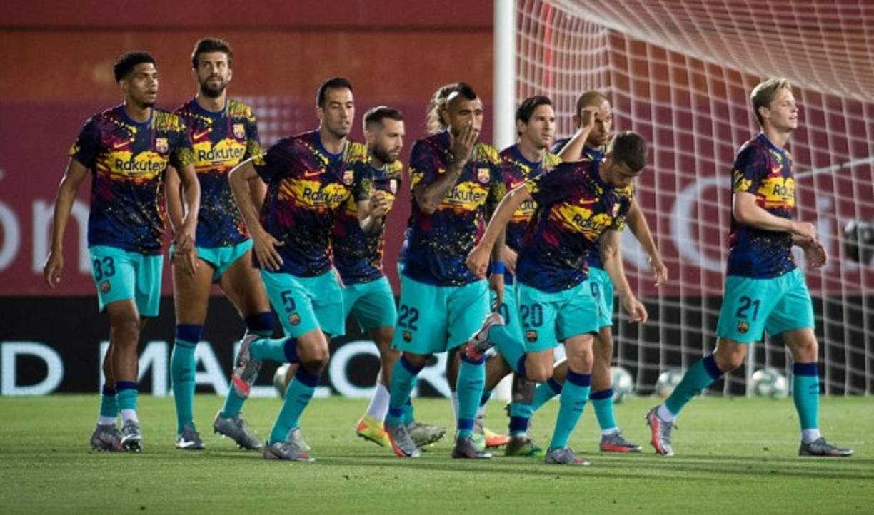 El partido ha dejado una imagen curiosa previo al juego, cuando el Barcelona realizó el calentamiento con una camiseta de lo más llamativa, como una explosión de colores que ha generado todo tipo de comentarios en las redes sociales.