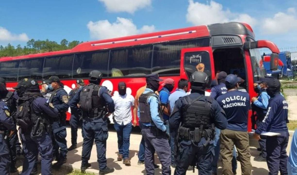 Equipos especiales de la Policía Nacional de Honduras coordinaron el traslado de los presos de alta peligrosida a Ilama, Santa Bárbara, donde se encuentran las instalaciones del centro penitenciario 'El Pozo'.
