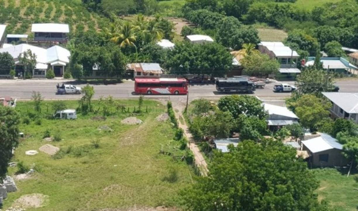 Caravana de patrullas y unidades de transporte contratadas por la Policía de Honduras.