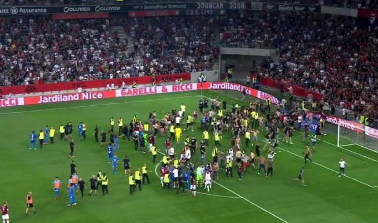 Los aficionados del Niza, en el fondo norte, rebasaron el control de seguridad y se metieron al campo. Se enfrentaron con los jugadores del Marsella que se defendieron.