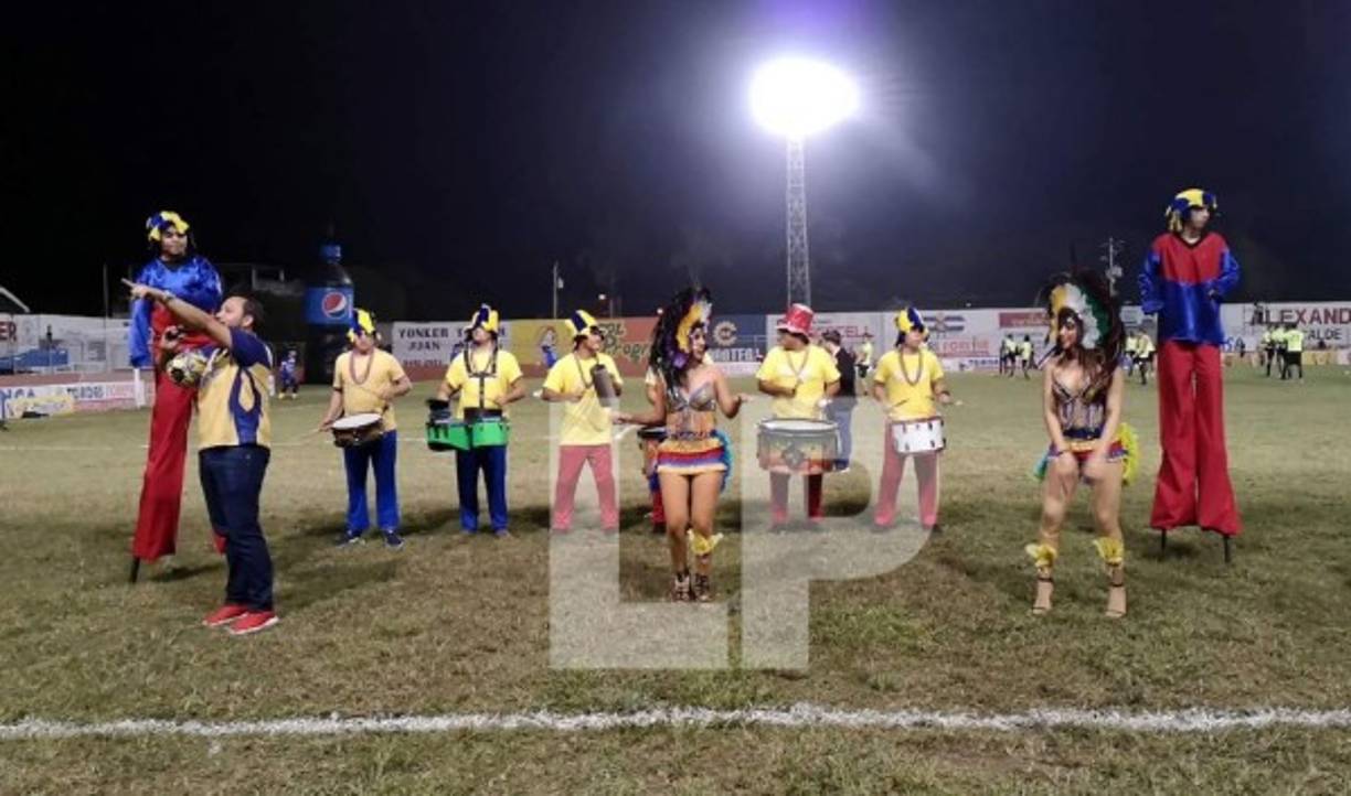 Con música y bailes se animó la previa del partido en el estadio Humberto Micheletti.
