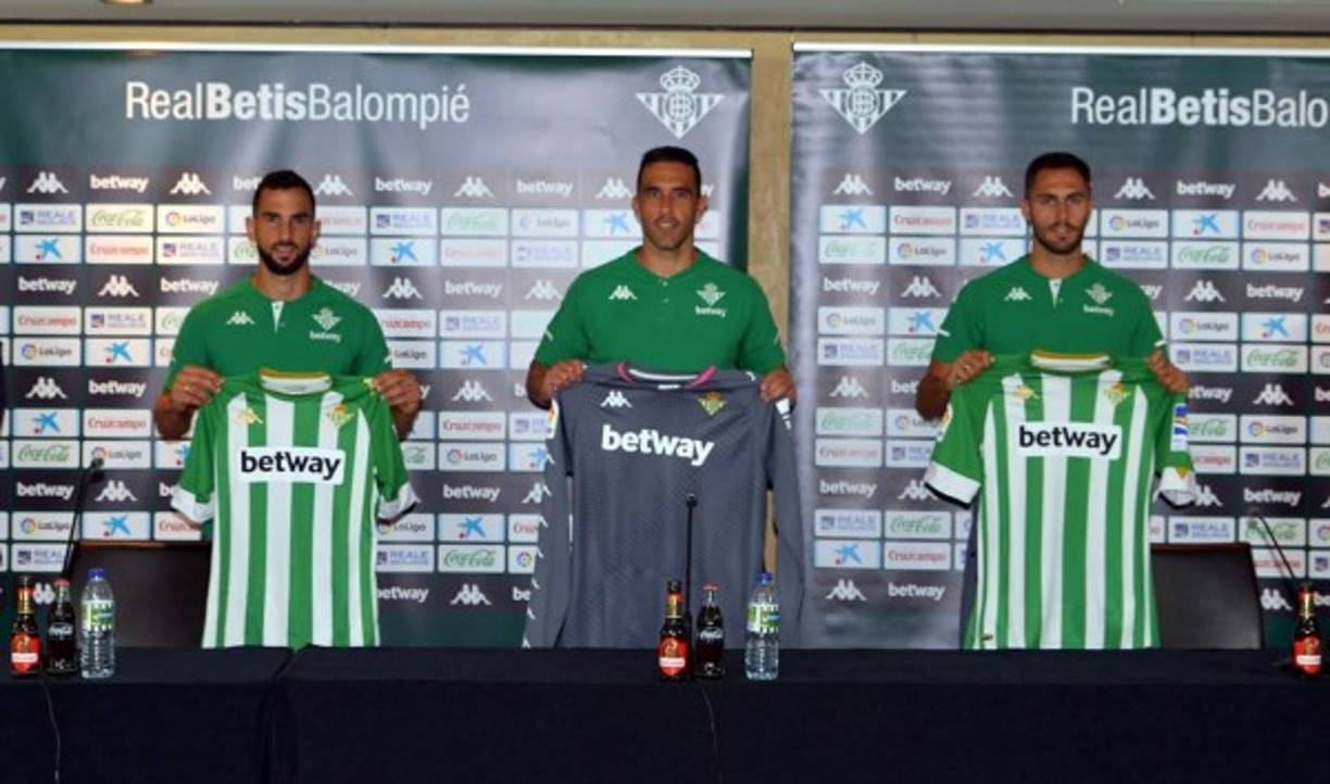 El Betis ha presentado este jueves a sus tres fichajes: Martín Montoya, Claudio Bravo y Víctor Ruiz. Los verdiblancos se han reforzado con tres viejos conocidos de LaLiga que volverán al campeonato para jugar en el Benito Villamarín de la mano del nuevo proyecto que dirige Manuel Pellegrini.