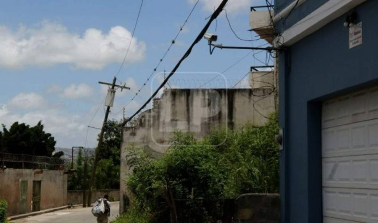 En las calles de la colonia Lomas del Mayab agentes policiales también han indagado en cuanto a una posible ruta de escape de los homicidas de la excongresista y actual candidata a un escaño legislativo por el departamento de Gracias a Dios.
