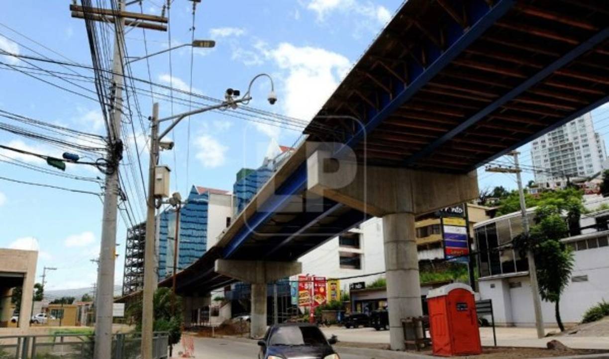 Un equipo periodístico de El Heraldo trazó una ruta de posible escape de los facinerosos, en la colindancia de la colonia Lomas del Mayab, en una zona residencial de la capital de Honduras. El crimen ocurrió sobre las 6:00 p.m. de ese domingo.