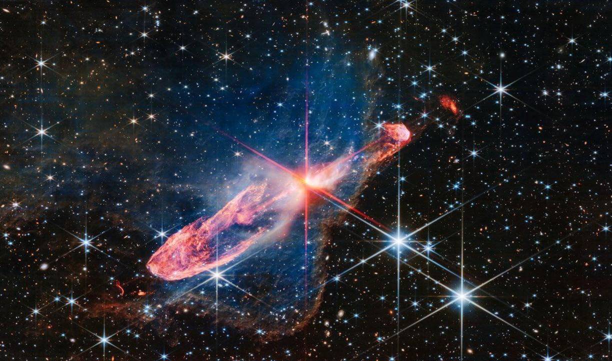 Nacimiento de estrellas y planetas en la Nebulosa Carina. En la región azul, estrellas jóvenes y calientes barren el gas que las rodea, tallando impresionantes acantilados en la división entre las dos zonas. 