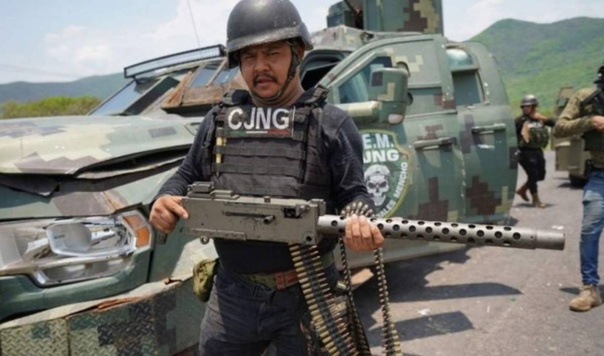 La agencia Cuartoscuro fue la que publicó las imágenes. Se muestra a hombres, entre adultos y jóvenes, armados con chalecos antibalas y en vehículos blindados que emulan a tanques de guerra. La organización ha sembrado la zozobra en México durante la última década.