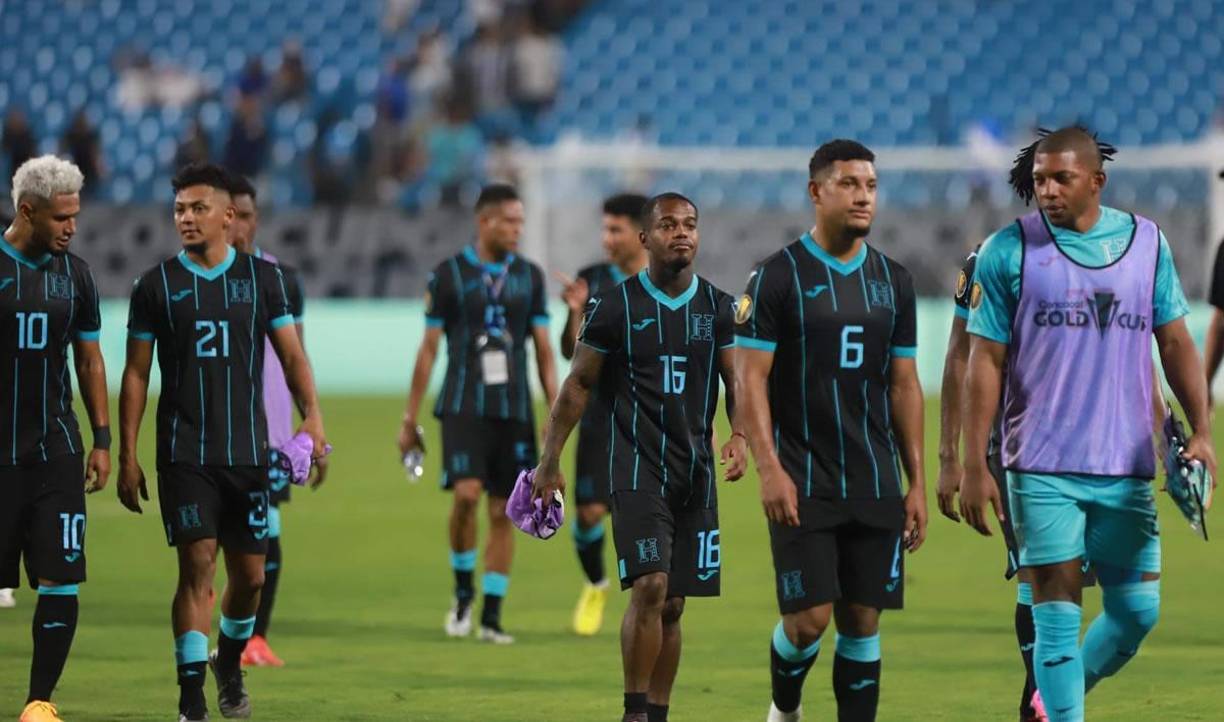 Los jugadores de la Selección de Honduras salieron cabizbajos y tristes del campo tras conocer el resultado del partido México 0-1 Qatar que los dejó eliminados de la Copa Oro 2023.
