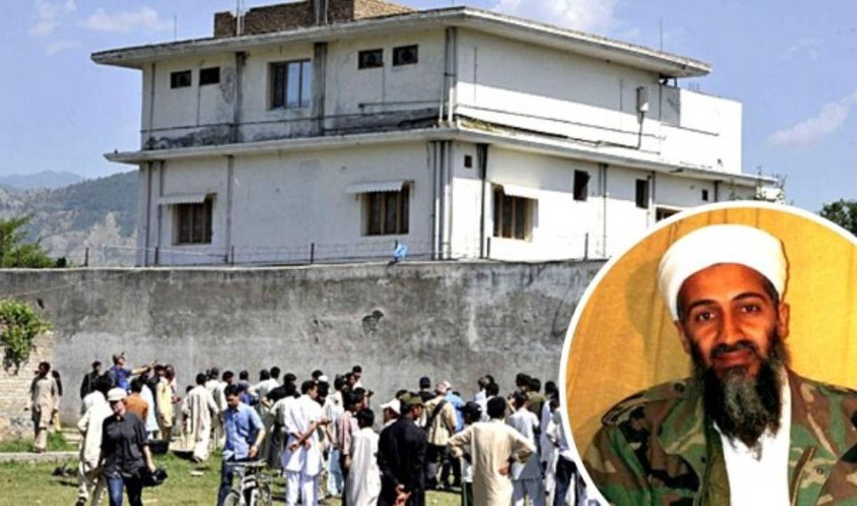 El extinto líder de Al Qaeda, la organización terrorista más buscada por Estados Unidos durante muchos años, fue encontrado en Abbottabad, Pakistán, a consecuencia de una ropa suya colgada en la terraza de la mansión en que la residía junto a familiares y ayudantes, reza un pasaje del libro del analista de seguridad nacional y exproductor CNN, Peter Bergen.