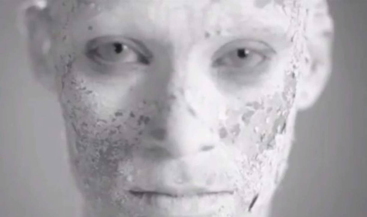 Los pequeños videos que Fergie ha compartido son algo retorcidos, situados entre el surrealismo e incluso el terror.