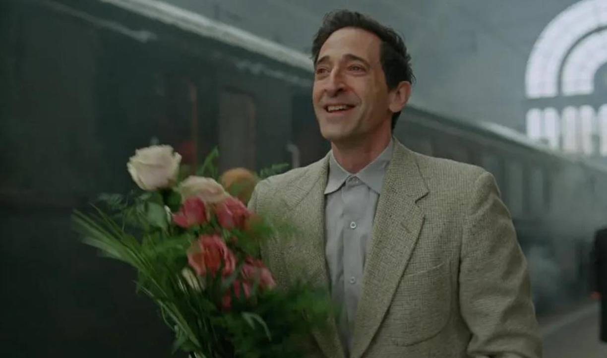 “The Brutalist”, dirigida por Brady Corbet y protagonizada por Adrien Brody y Felicity Jones, se estrena en las salas hasta el próximo mes, por tanto, habrá que esperar aún para poder verla en plataformas. La película aspira a ganar 10 estatuillas. 