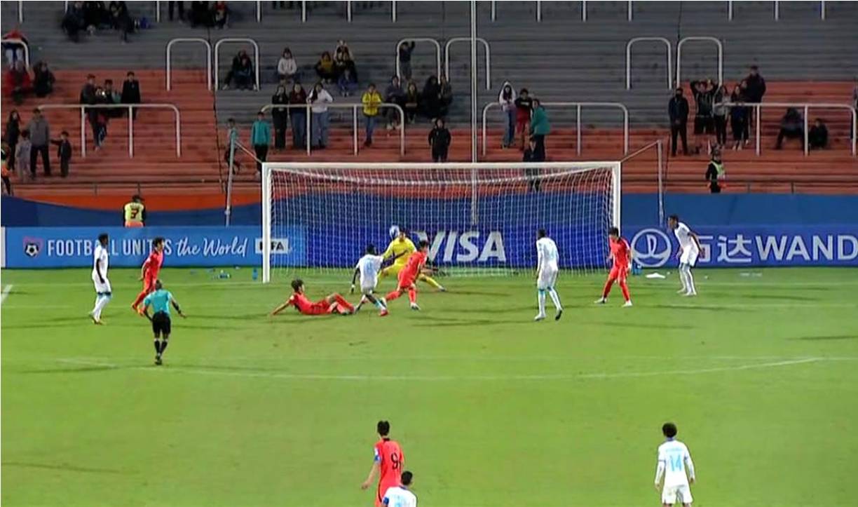 Así fue el increíble fallo del delantero hondureño Daniel Carter Bodden en la última jugada del partido.